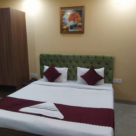 Limewood Stay - Near Golf Course Road Gurgaon Bagian luar foto