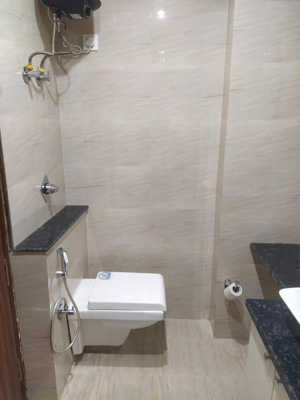 Limewood Stay - Near Golf Course Road Gurgaon Bagian luar foto