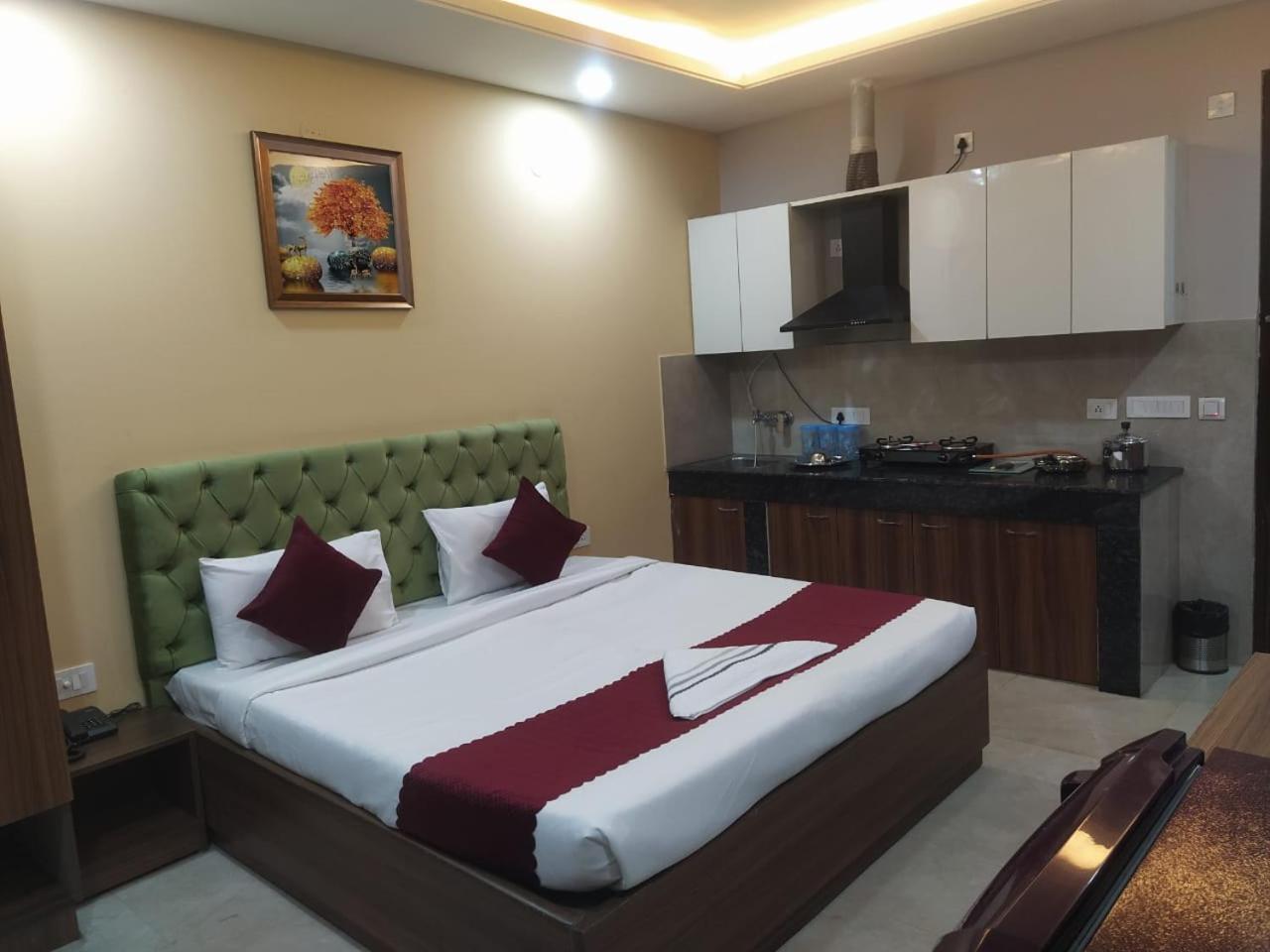 Limewood Stay - Near Golf Course Road Gurgaon Bagian luar foto