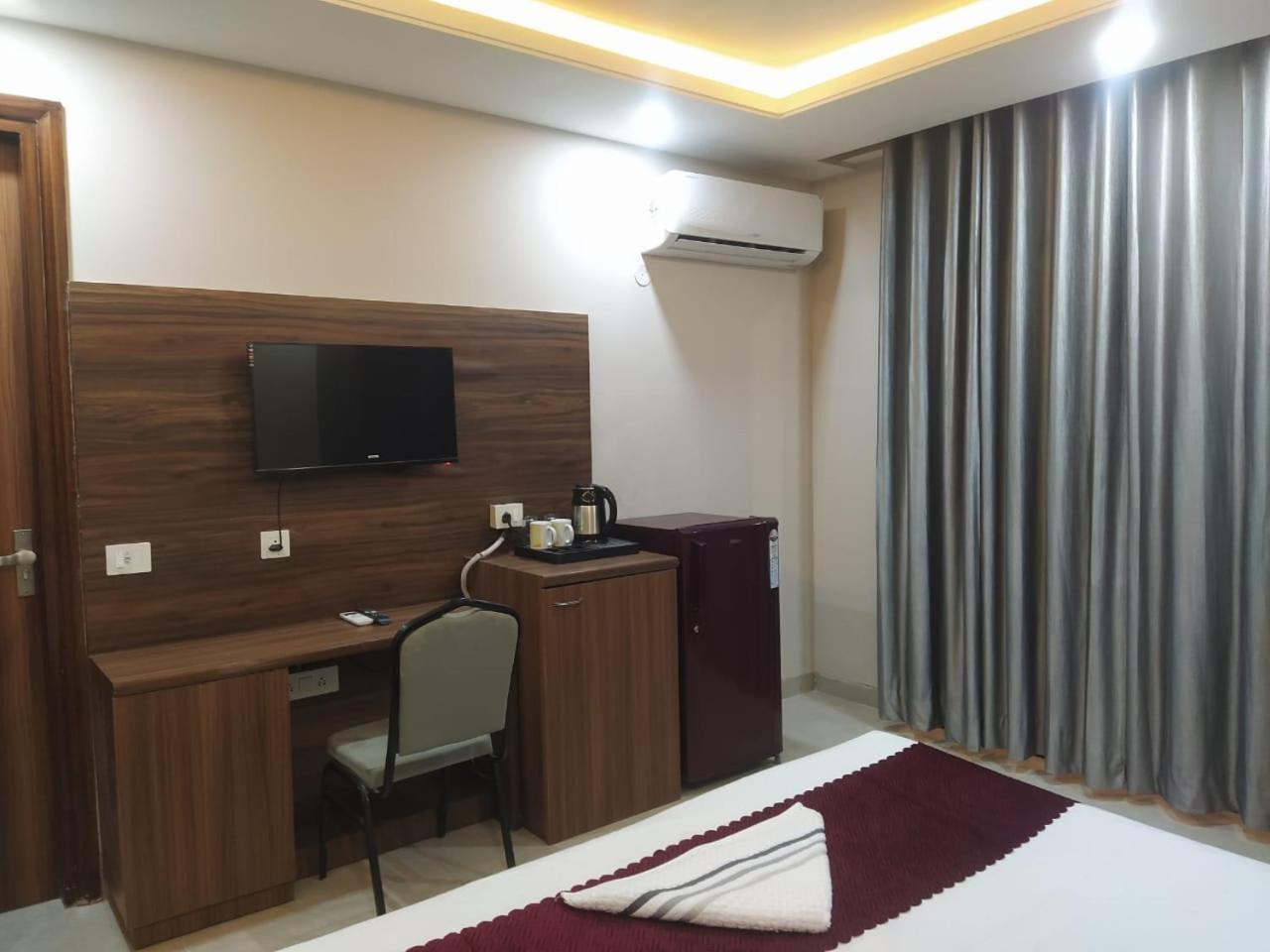 Limewood Stay - Near Golf Course Road Gurgaon Bagian luar foto