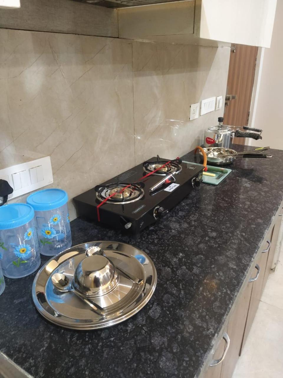 Limewood Stay - Near Golf Course Road Gurgaon Bagian luar foto