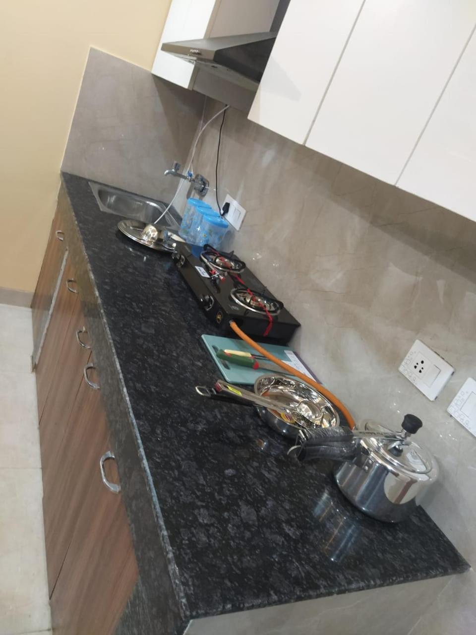 Limewood Stay - Near Golf Course Road Gurgaon Bagian luar foto