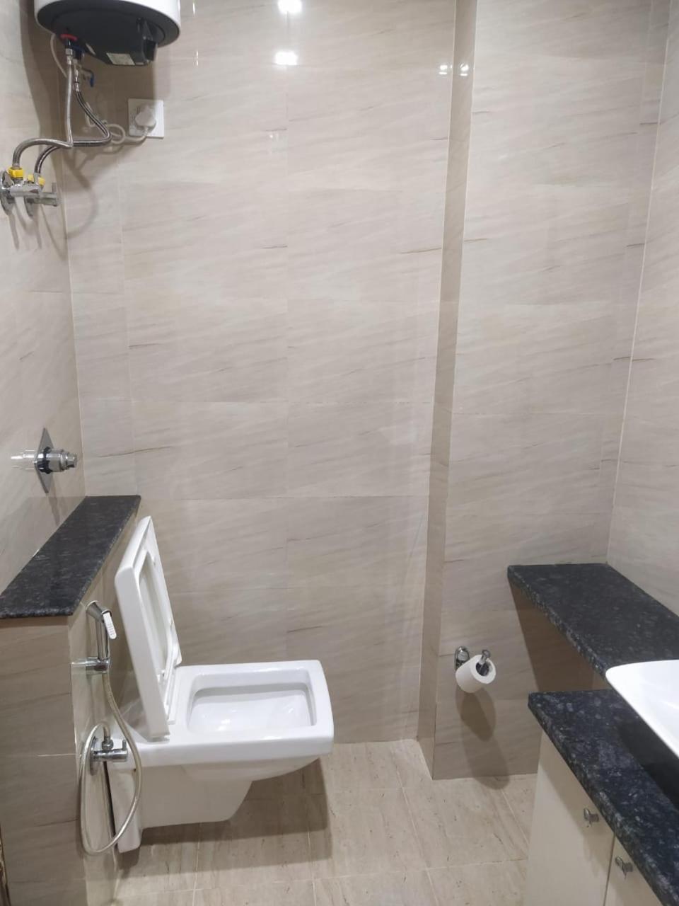 Limewood Stay - Near Golf Course Road Gurgaon Bagian luar foto