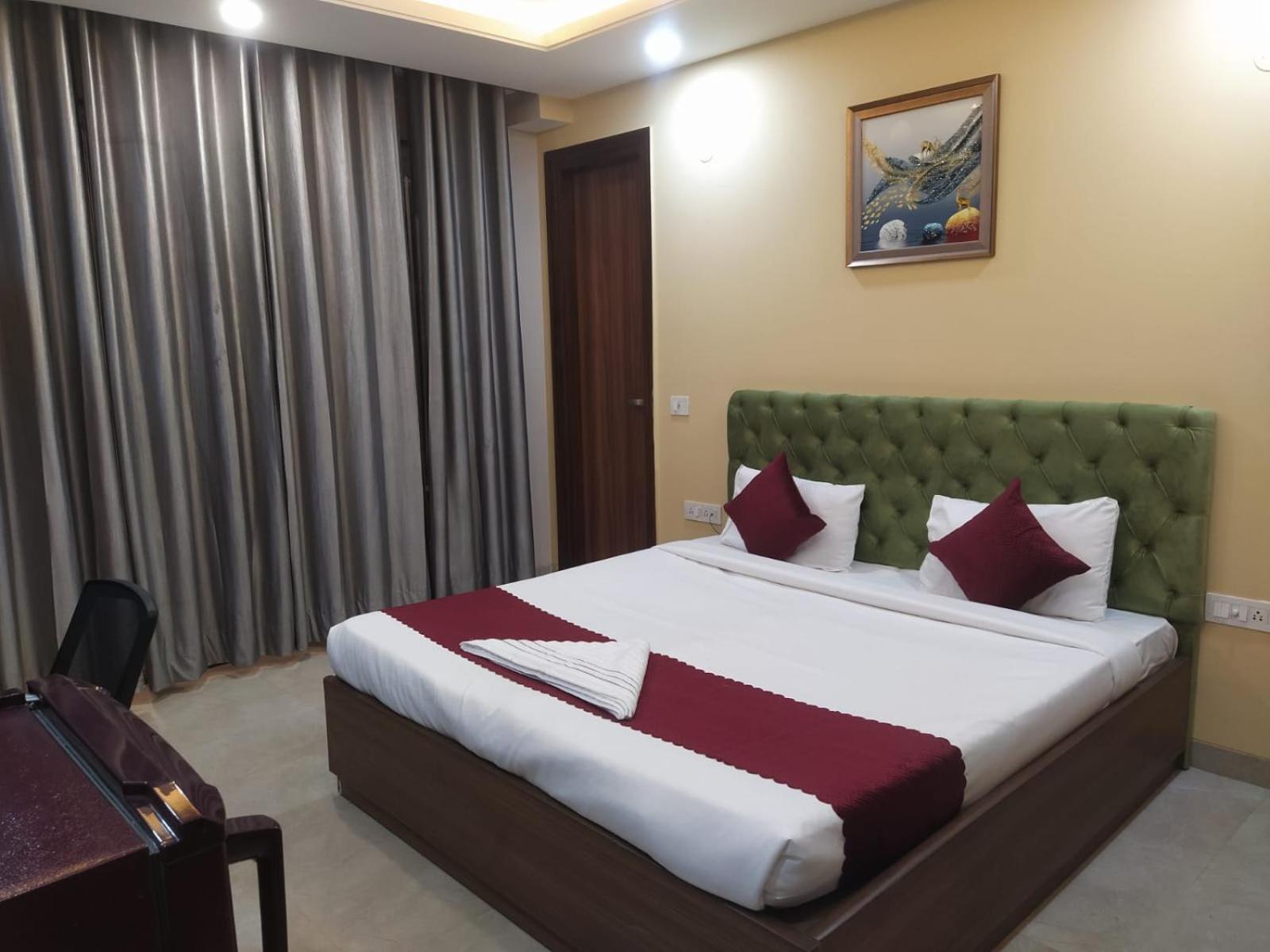 Limewood Stay - Near Golf Course Road Gurgaon Bagian luar foto