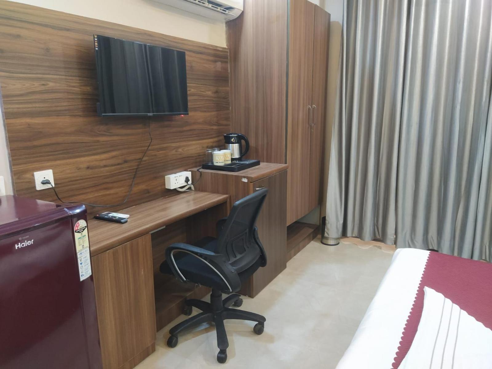 Limewood Stay - Near Golf Course Road Gurgaon Bagian luar foto
