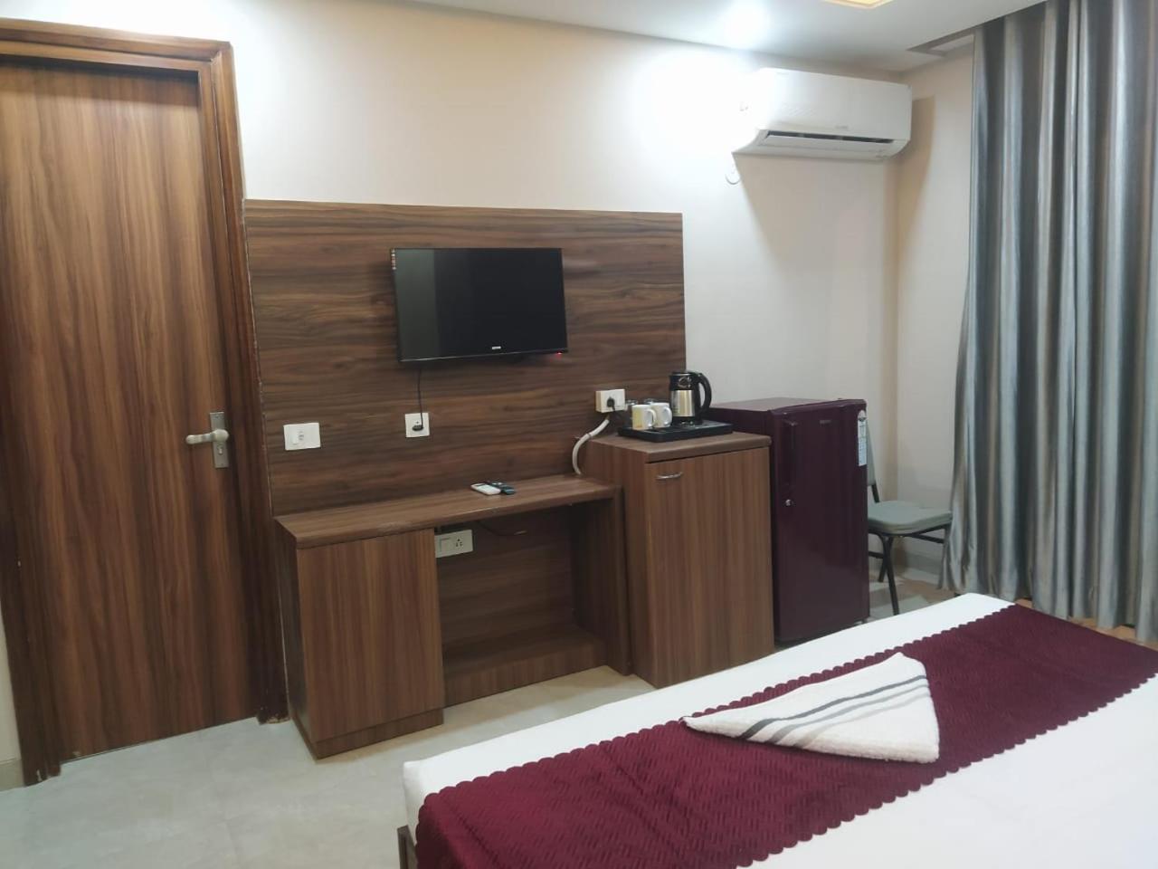 Limewood Stay - Near Golf Course Road Gurgaon Bagian luar foto